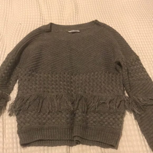💫3/$30💫 BB Dakota gray fringe sweater - Picture 1 of 3